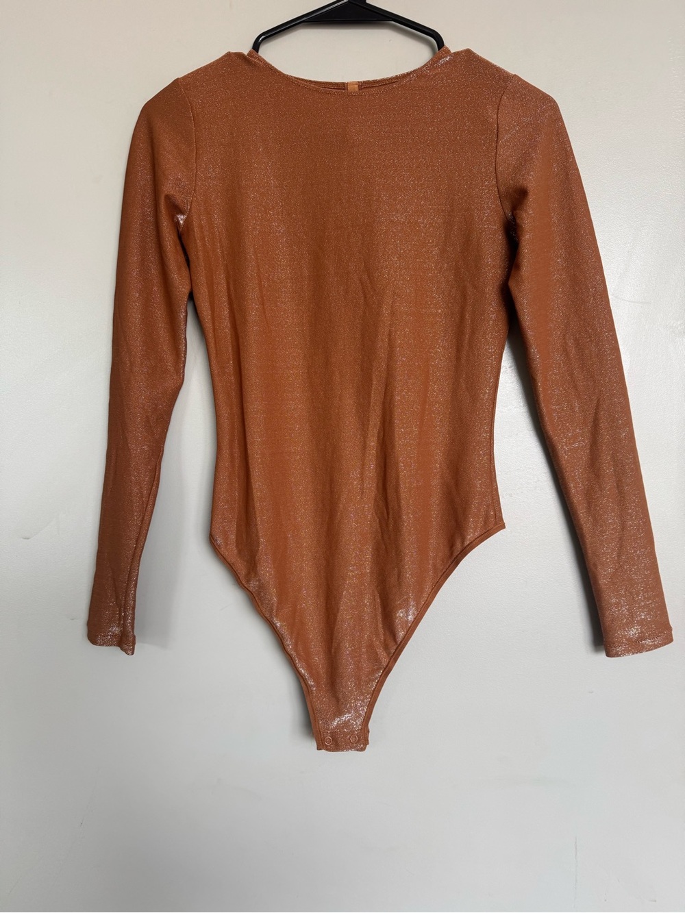 SKIMS Shimmer Long Sleeve Bodysuit in Bronze Small - Picture 2 of 4